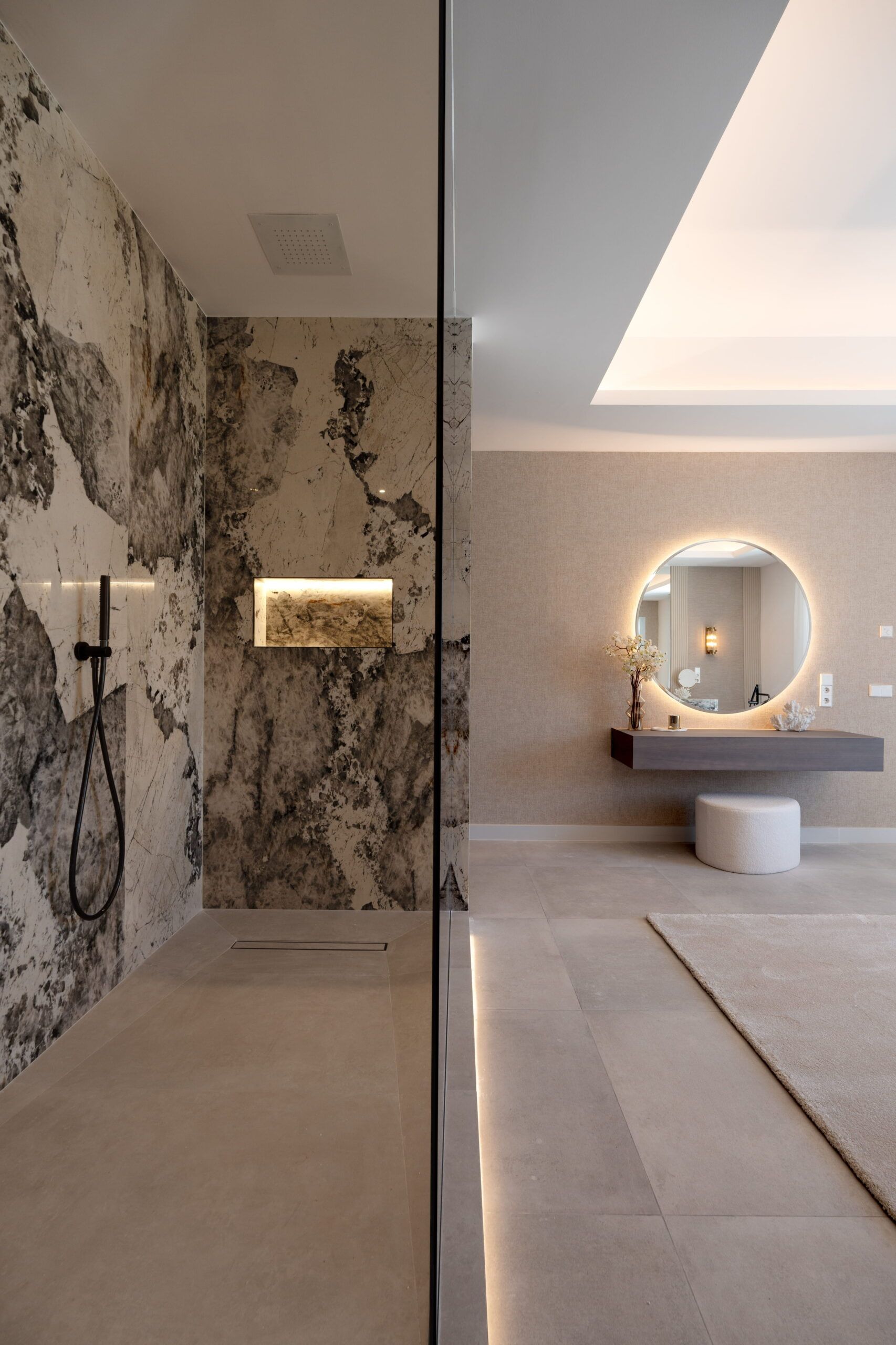 villa master bathroom